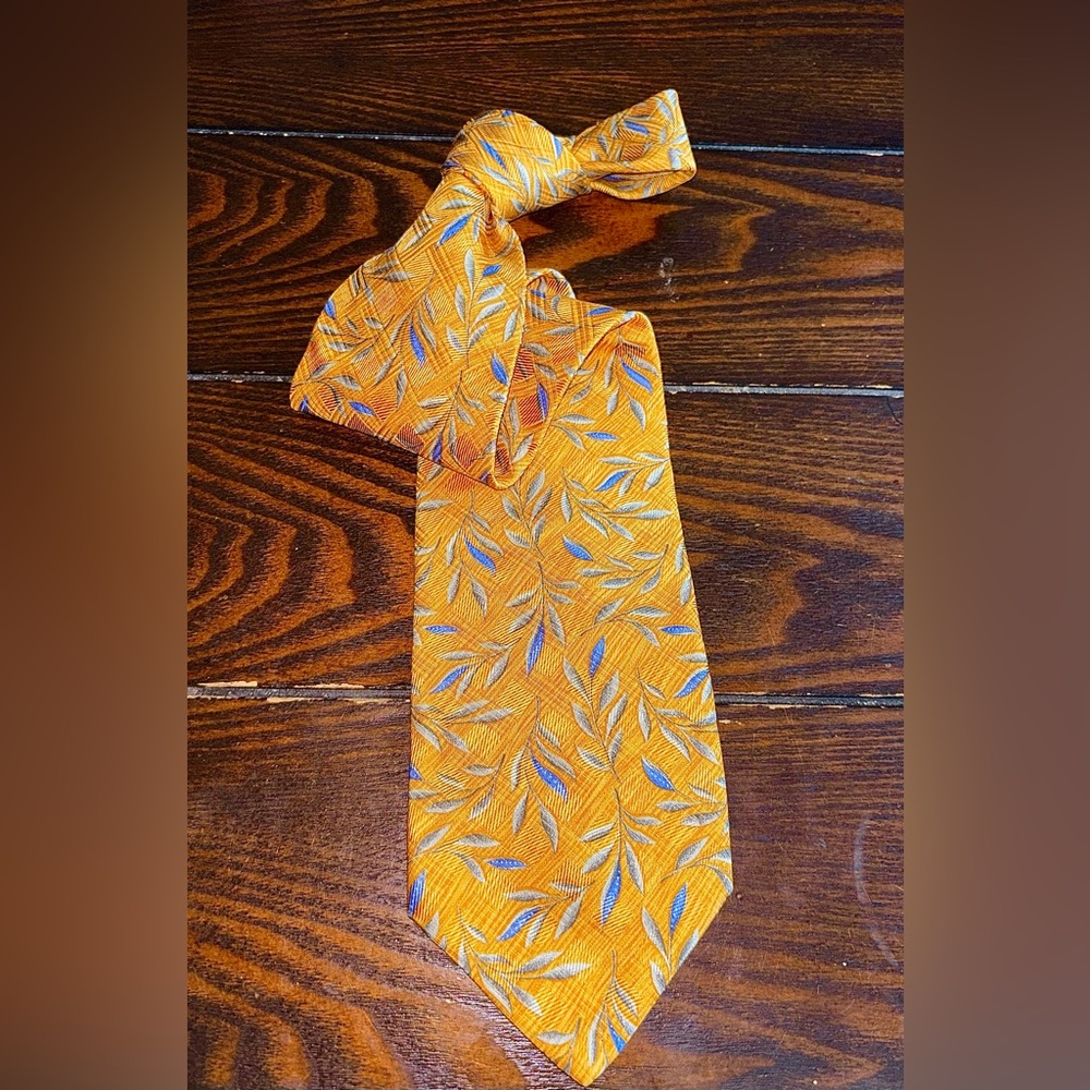 Elegant Robert Talbott Gold Patterned Tie
